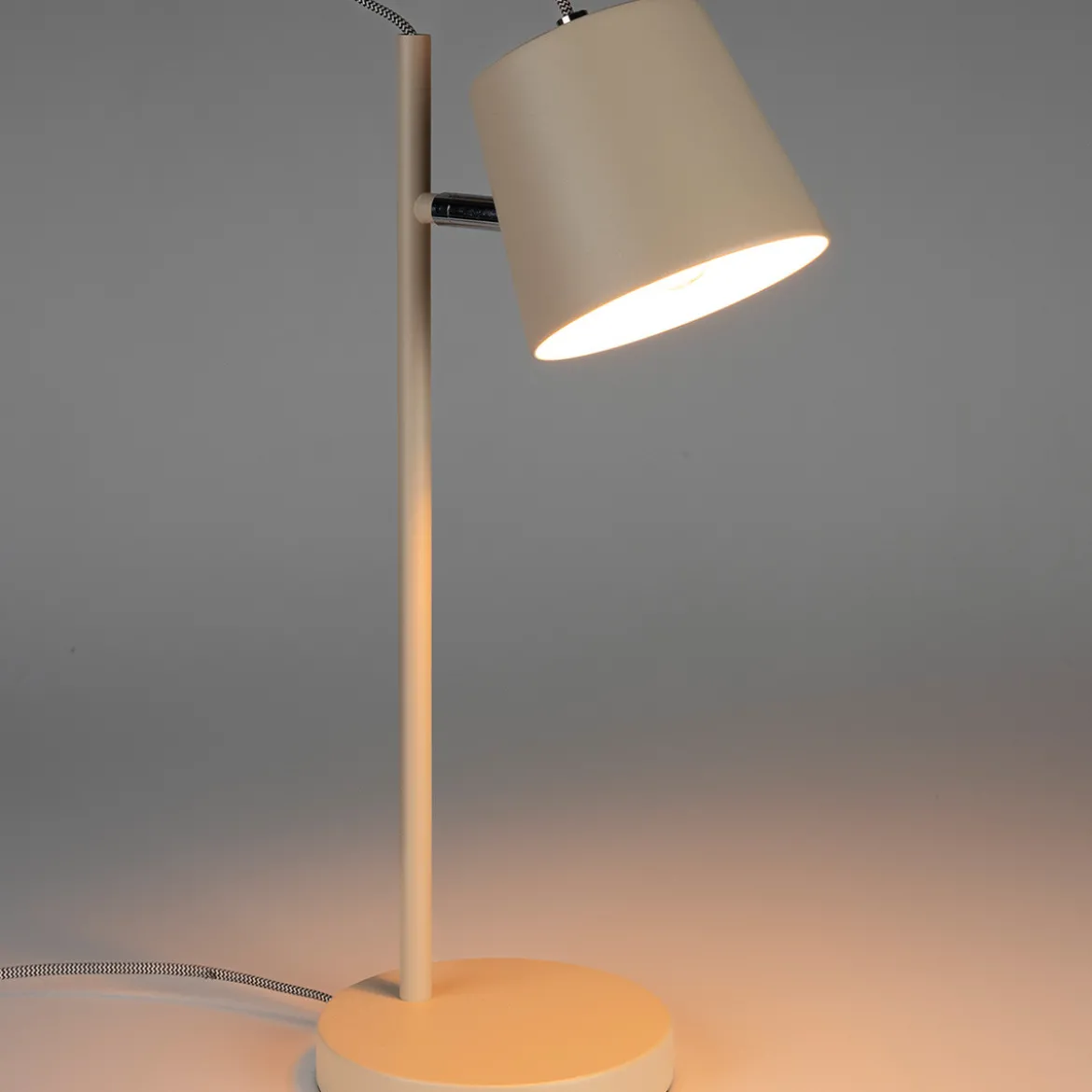 Beige bureaulamp van metaal - Zuiver Buckle