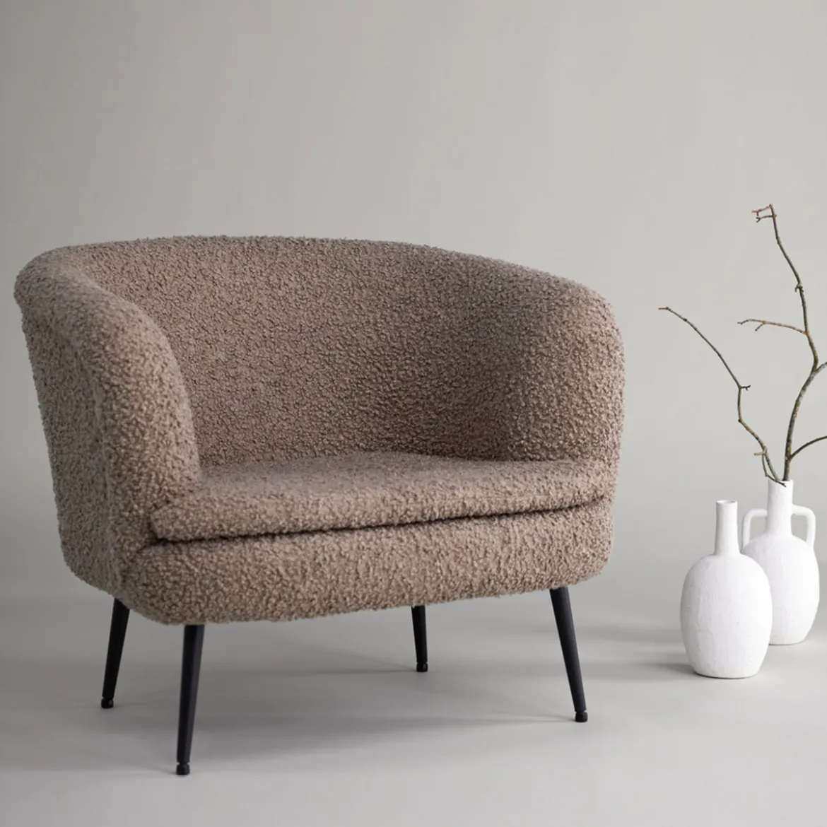 Bruine teddy fauteuil zwarte poten - Lavis Nordkoster