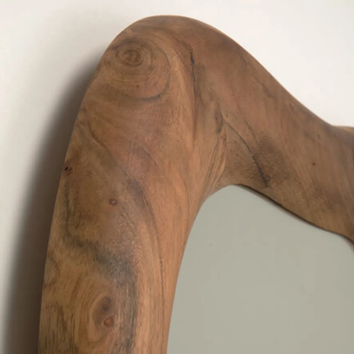 Driehoek spiegel acacia hout - Kare Design Jorge