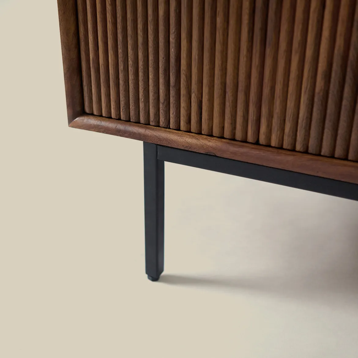 Houten dressoir met ribbel deuren - Bodio Clark