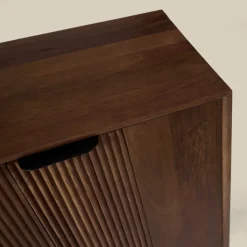 Houten kastje met twee deuren - Bodio Clark