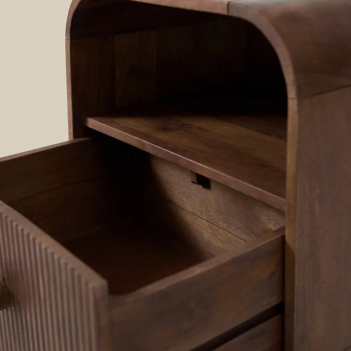 Houten nachtkastje met ronde hoeken - Bodio Matala