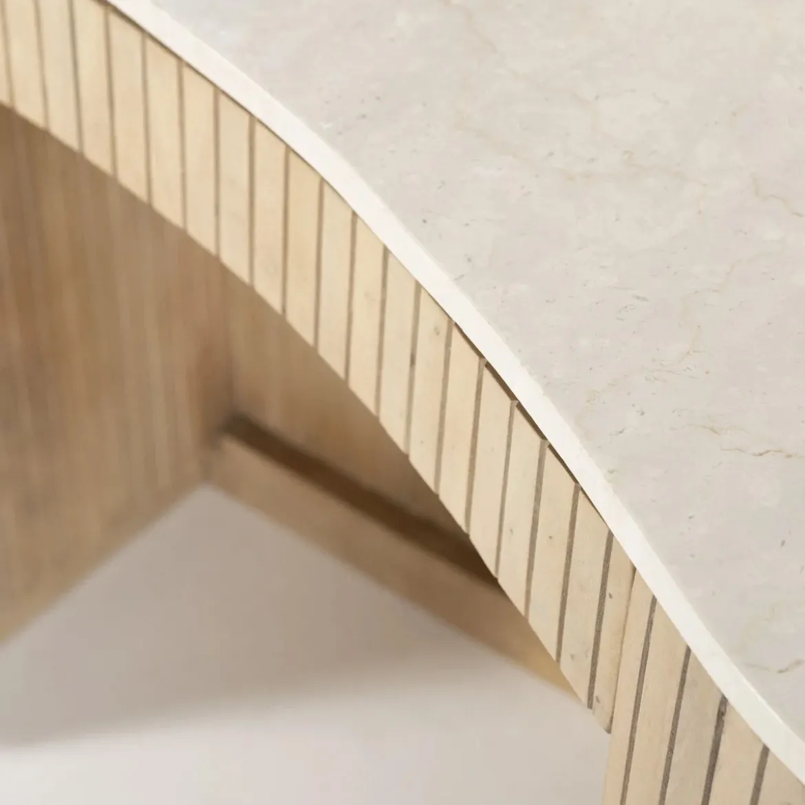 Organisch bureau marmer met ribbel hout - Eleonora Kira