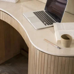 Organisch bureau marmer met ribbel hout - Eleonora Kira