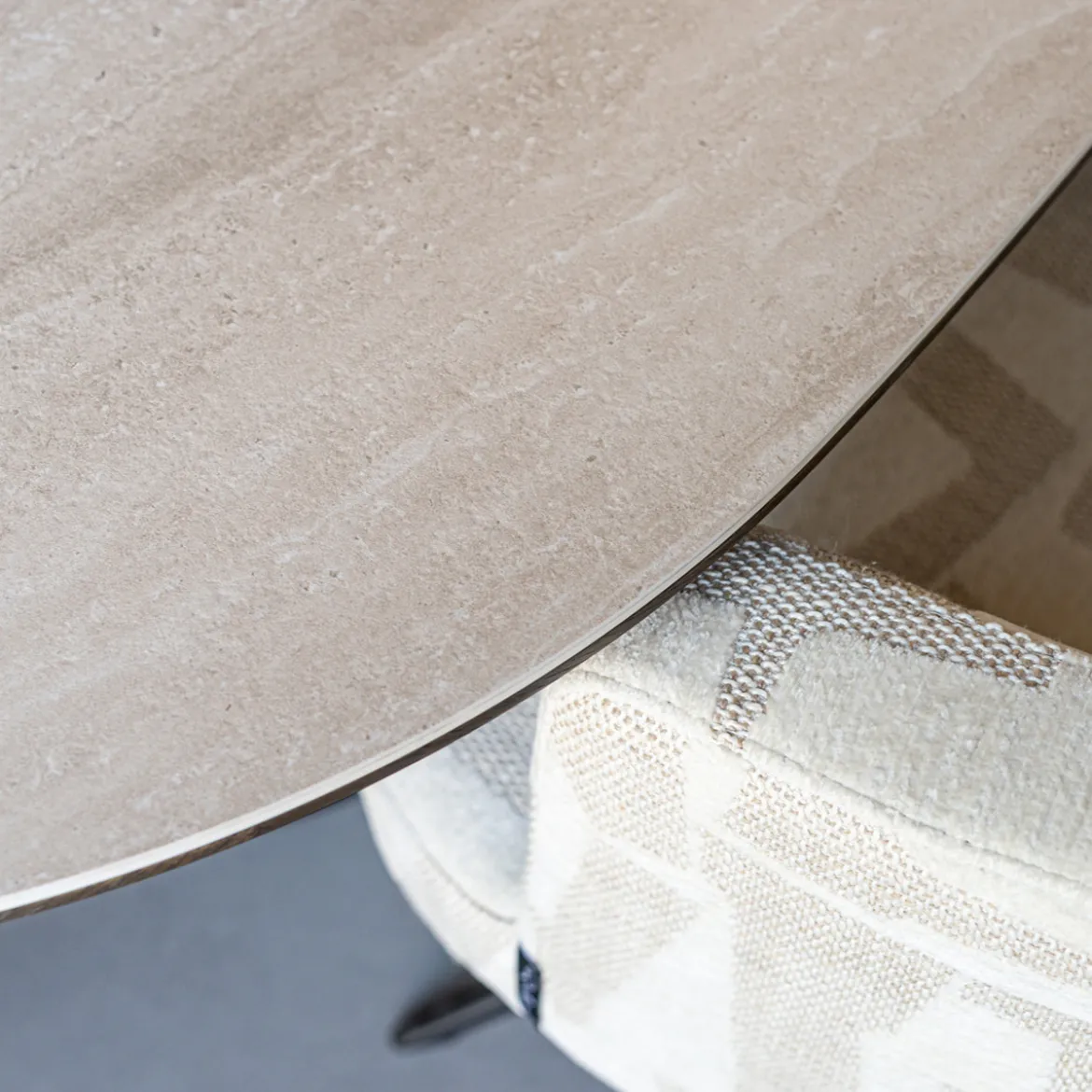 Organische eettafel travertine - Richmond Interiors Ritz