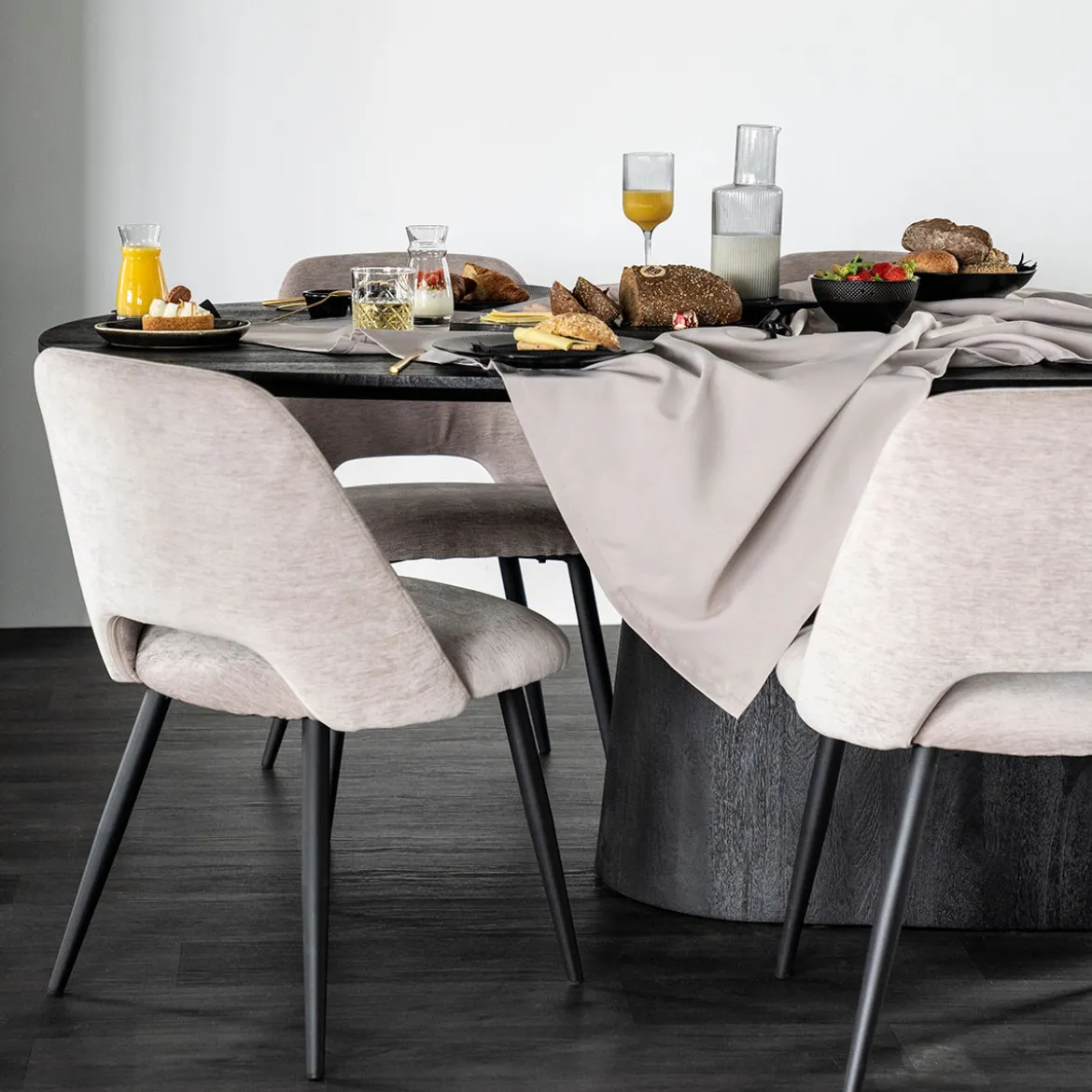 Ovale eettafel mangohout - Eleonora Aron