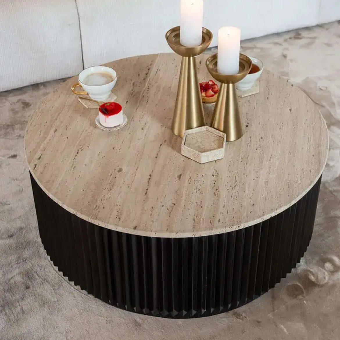 Ronde salontafel travertin en ribbelhout - Richmond Interiors Hampton
