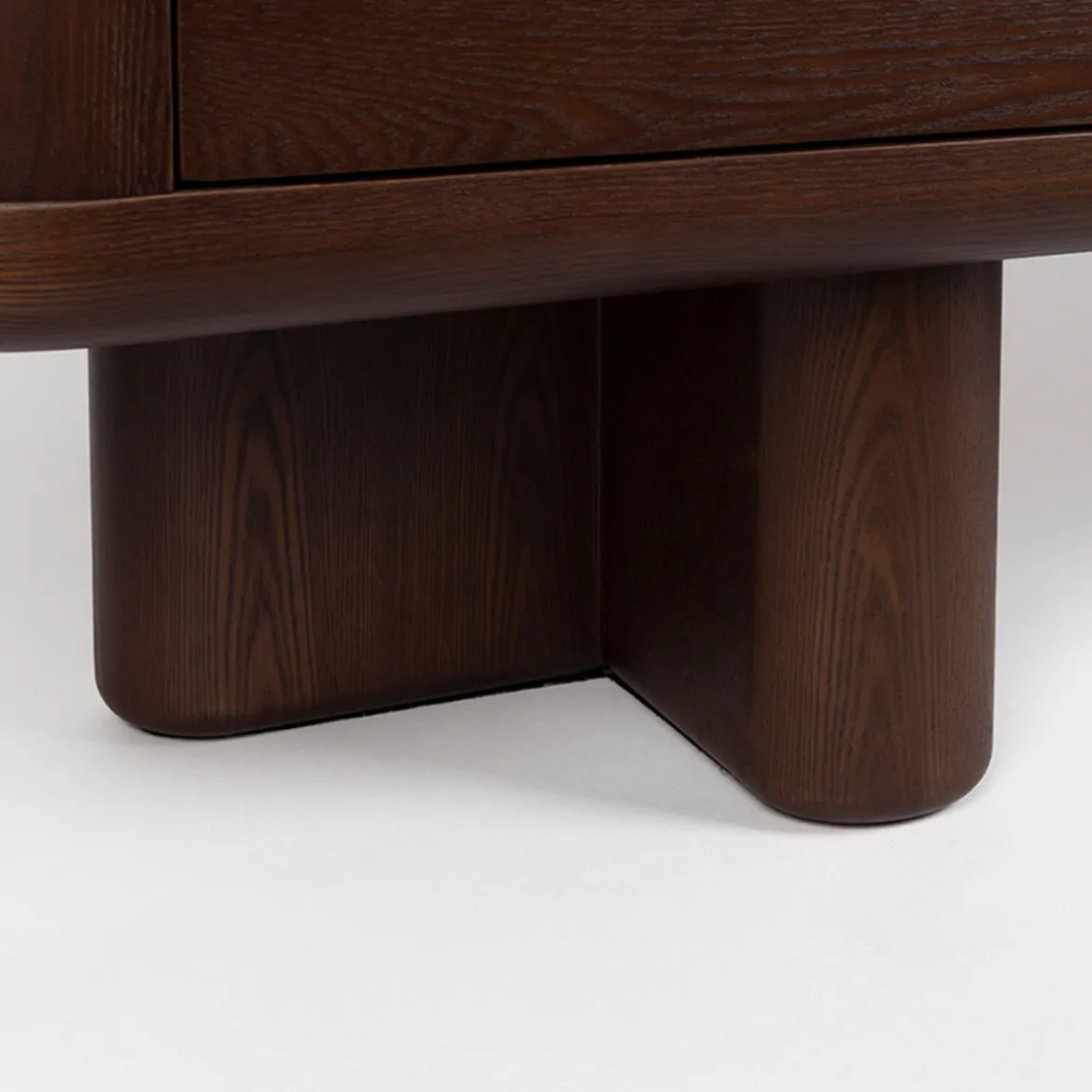 Rond vormig dressoir walnoot - Dutchbone Herman