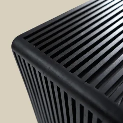Sidetable van zwarte latjes - Bodio Teak Slats