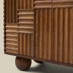 Smal dressoir kastje met houtsnijwerk - Bodio Yemi