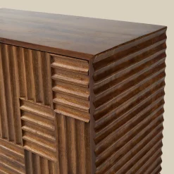Smal dressoir kastje met houtsnijwerk - Bodio Yemi