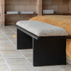 Zwart bankje met beige kussen - Dutchbone Shiho