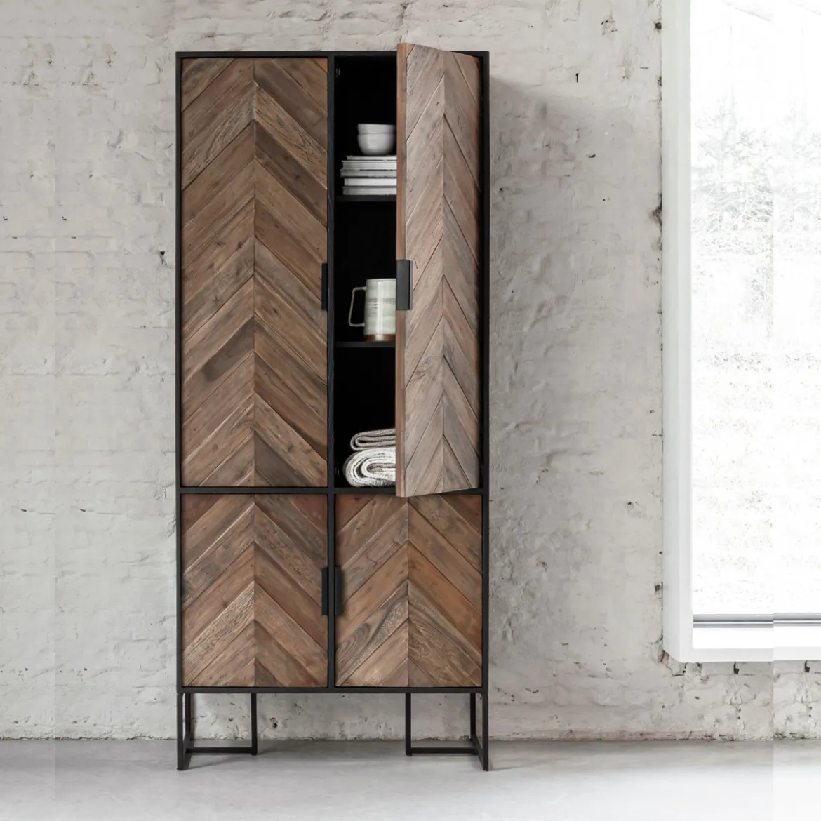 Zwarte kast met visgraat deuren - DTP Home Criss Cross
