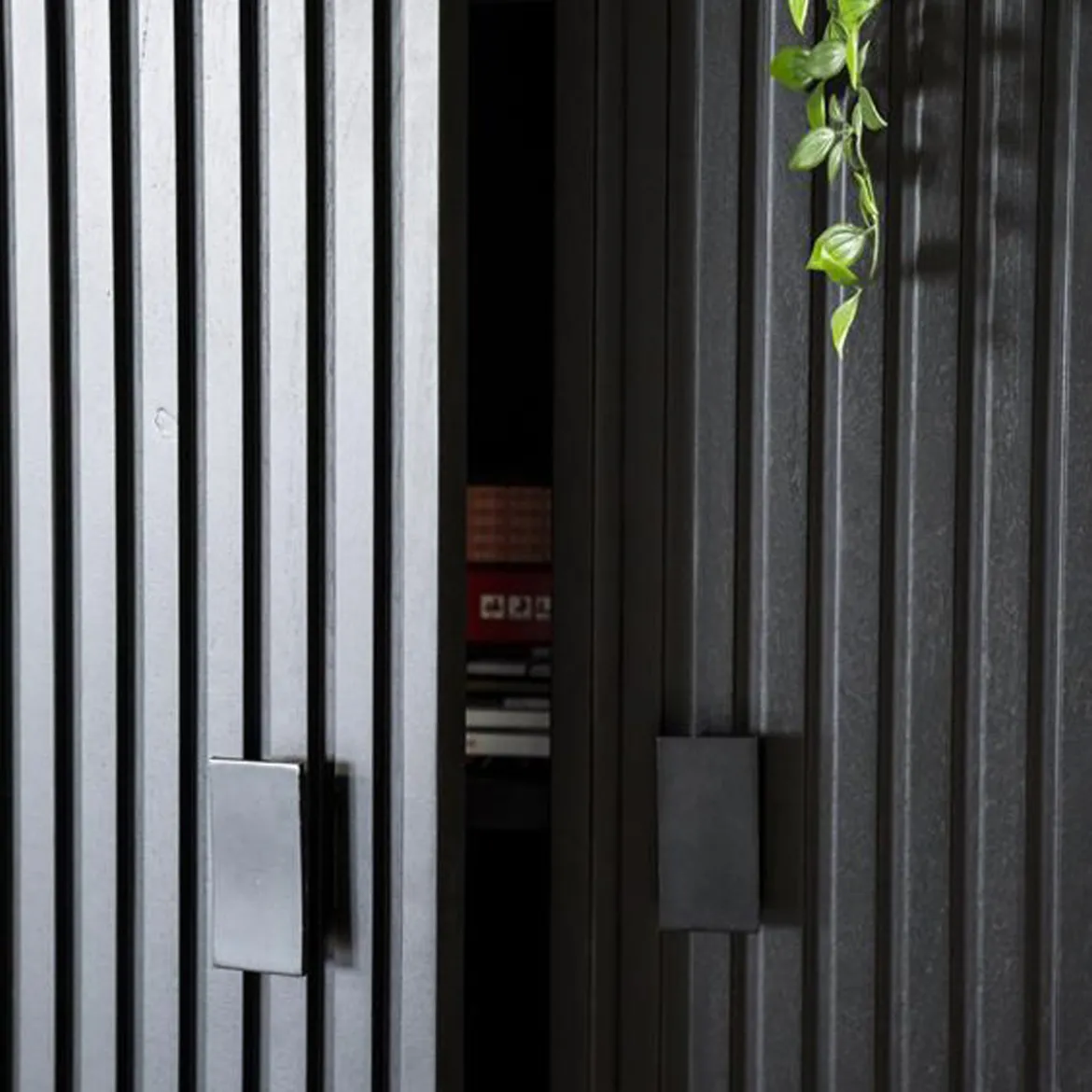 Zwarte retro kast met houten latjes - Eleonora Remi