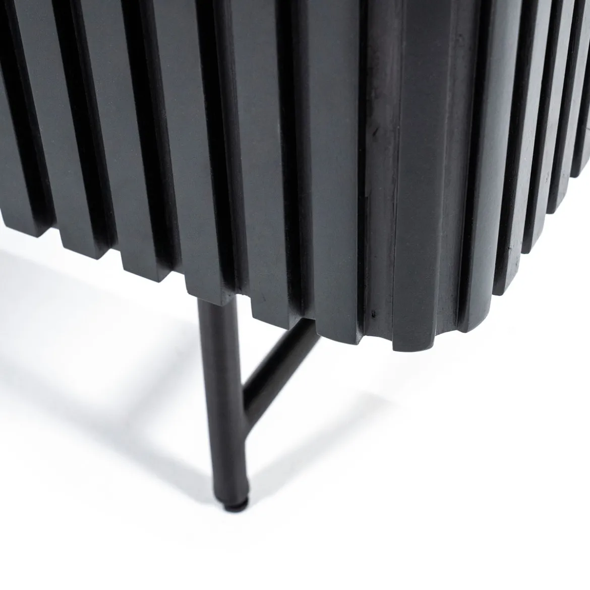 Zwarte retro kast met houten latjes - Eleonora Remi