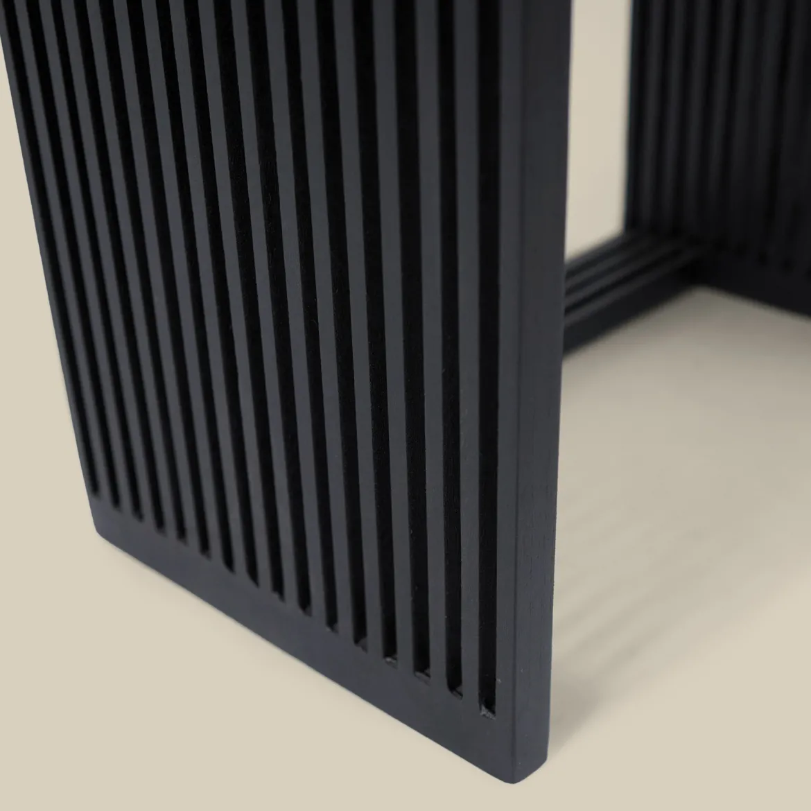 Zwarte sidetable teak latjes - Bodio Teak Slats