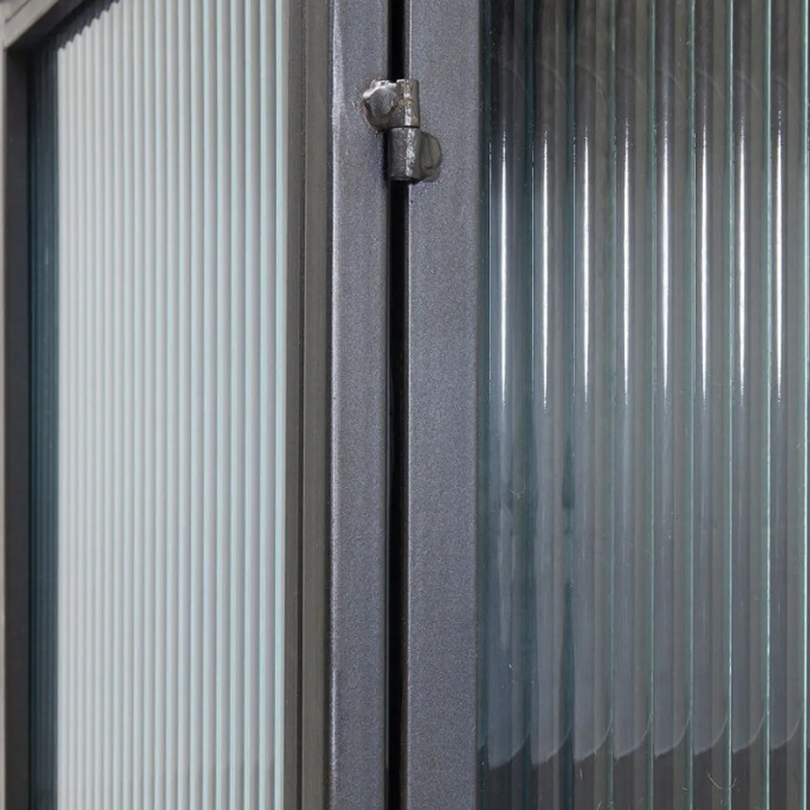 Zwarte wandkast met geribbeld glas - Kare Design Gomera