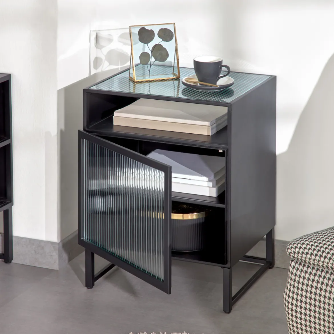 Zwart nachtkastje ribbelglas - Kave Home Trixie
